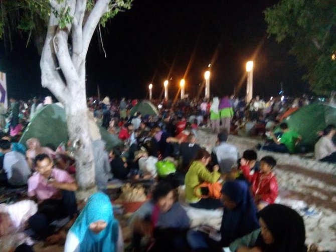 warga ciamis bawa tenda 2