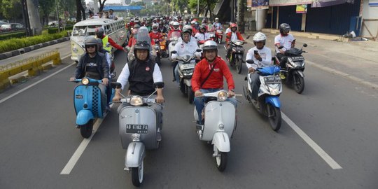 Anies Baswedan awali 2017 dengan konvoi naik vespa