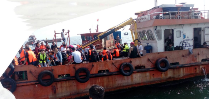kapal wisata sebelum terbakar