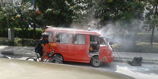 Angkot terbakar di depan Tamini Square