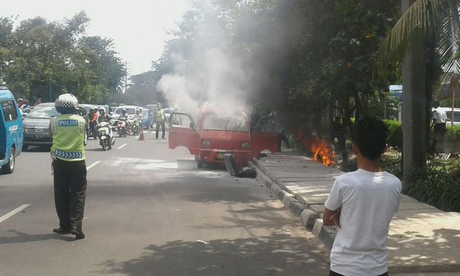 angkot terbakar di depan tamini square