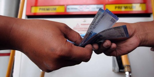Prediksi harga BBM dalam negeri yang naik Rp 1.000 di 2017