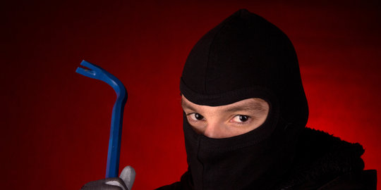 Pencuri minimarket terjeblos masuk toko, ancam penjaga pakai golok