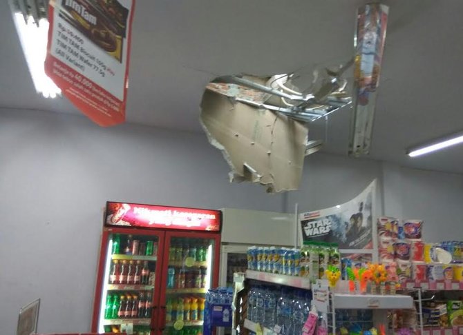 pencuri terjeblos dari atap minimarket