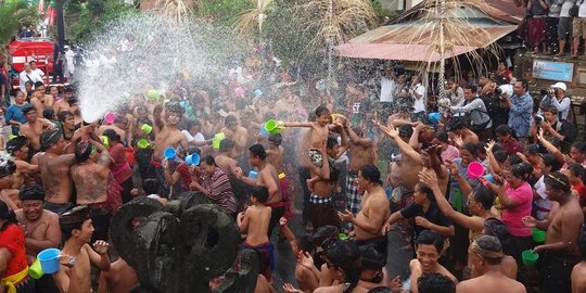 Mengintip ritual perang air warga Bali sambut tahun baru 2017