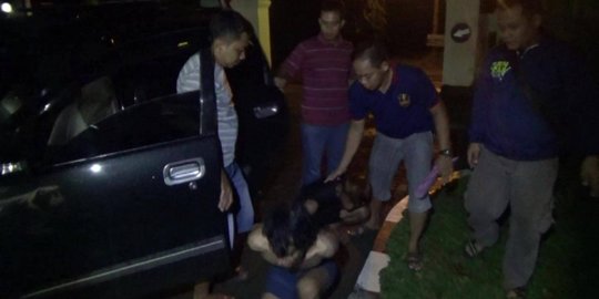 Asyik pesta sabu bersama wanita, 2 begal motor dibekuk polisi