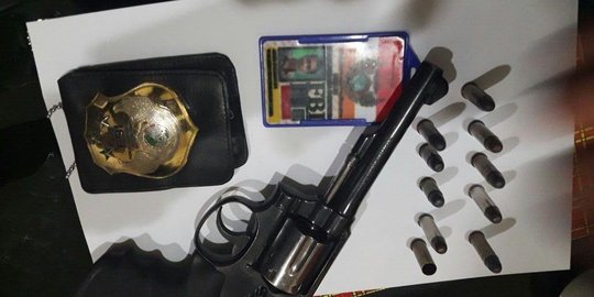 Nongkrong sama wanita, pria 19 tahun bawa Senpi dan ID card FBI