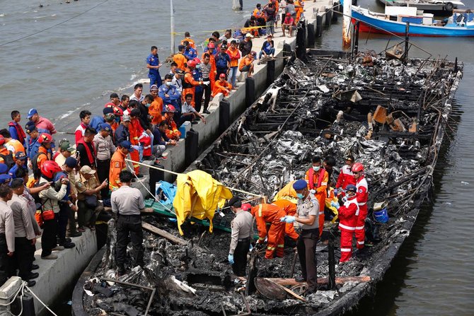 kapal terbakar di muara angke