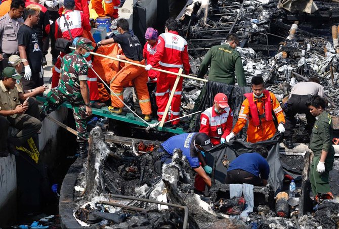 kapal terbakar di muara angke