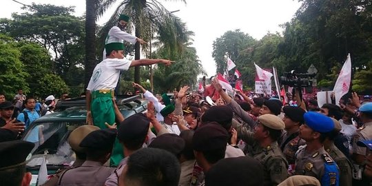 Jelang sidang, massa penolak & pendukung Ahok sempat bersitegang