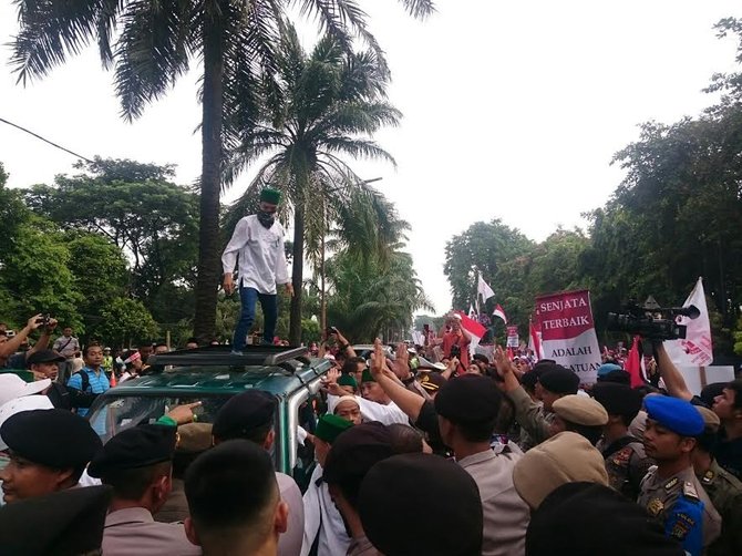 massa pro kontra ahok hampir bentrok