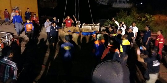 Terjebak dalam galangan kapal terbakar, satu pekerja 