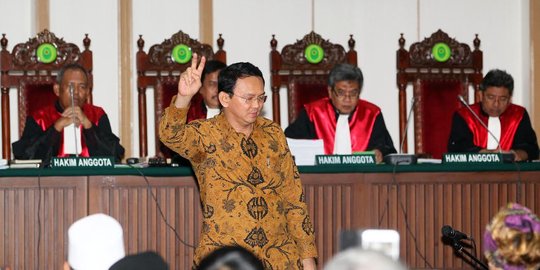 Gaya Ahok saat jalani sidang lanjutan di Kementerian Pertanian