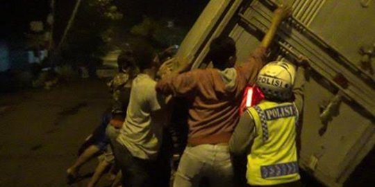 Truk terguling di atas rel, jadwal KA Stasiun Pekalongan molor