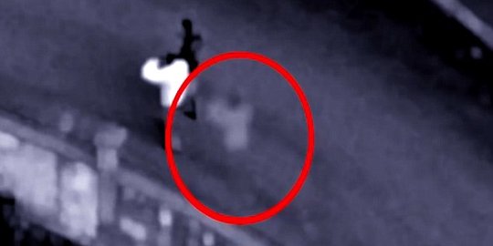 Seram, ada hantu 'mengekor' pasangan ini keluar rumah