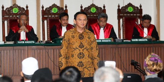 Dukung Ahok, relawan Muslimah ini sudah di lokasi sidang sejak subuh