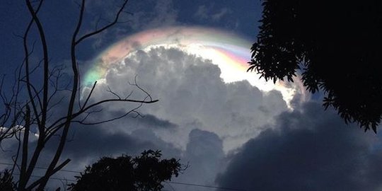 warni yang dianggap mengiringi datangnya ufo rev1