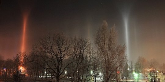 ufo menarik manusia namun ternyata hanya cahaya es kristal yang menakjubkan rev1