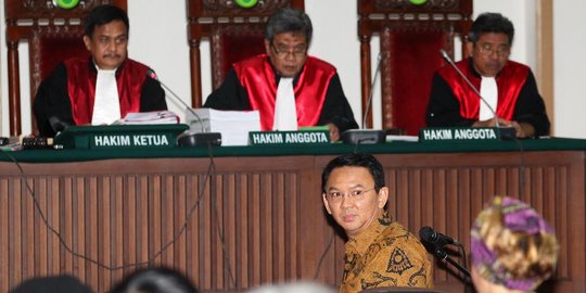 Sudah berlangsung 11 jam, Hakim tunda sidang Ahok pekan depan