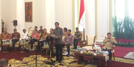 Jokowi minta menteri kerja mati-matian, fokus pemerataan di 2017