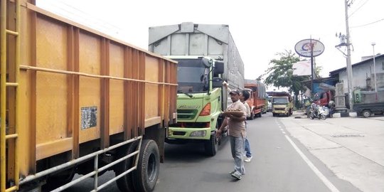 Jalan Arteri di Purwakarta kembali macet total