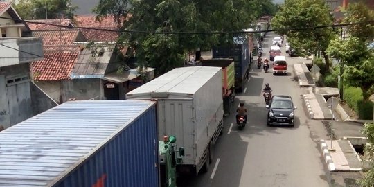 Macet parah di Purwakarta, jarak 3 kilometer ditempuh selama 11 jam