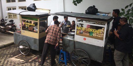 Unik, Jokowi suguhkan nasi goreng gerobak buat menteri di Istana