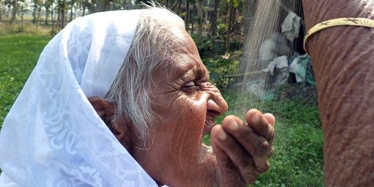 Makan pasir 2 Kg setiap hari jadi rahasia hidup sehat ala nenek ini