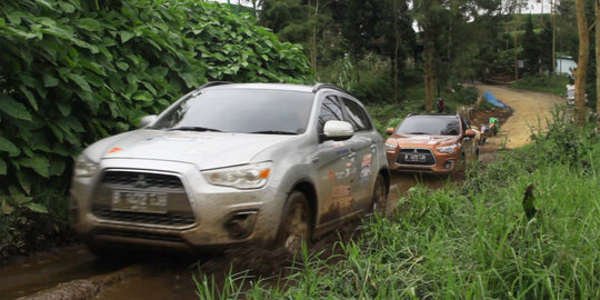 HID Mitsubishi Outlander Sport bikin pede melintasi perbukitan