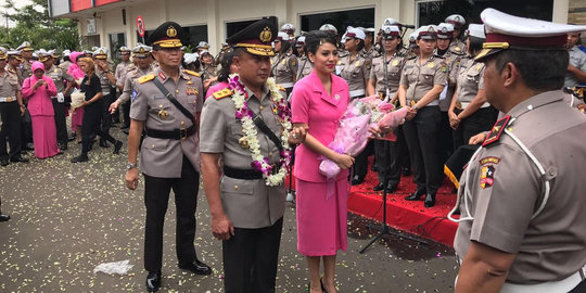 Ritual pergantian Kakorlantas dari Irjen Agung kepada Brigjen Royke