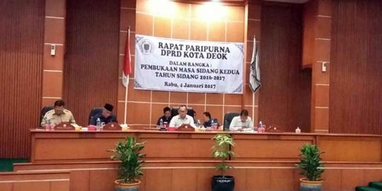Lucunya paripurna di DPRD Depok berhenti gara-gara spanduk 'Deok'