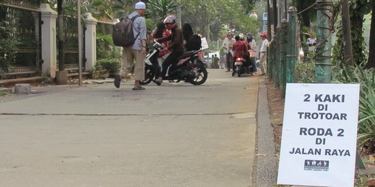 Kritik Pemkot Bogor, 2 bocah SMP bersepeda adang pemotor di trotar