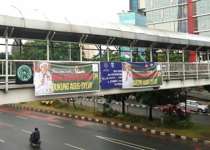 spanduk fpi dukung agus sylvi