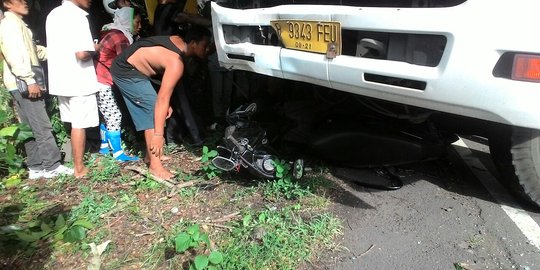 Dua truk adu banteng tabrak 2 motor, anggota Brimob tewas di tempat