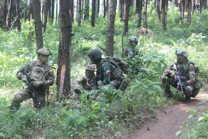 latihan bersama kopassus dan sasr