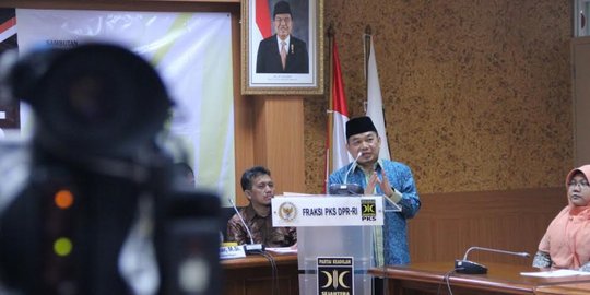 PKS minta Jokowi tunda kenaikan harga BBM & TDL karena bebani rakyat