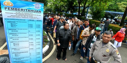 Takut kena dampak kenaikan tarif, warga Medan serbu kantor Samsat