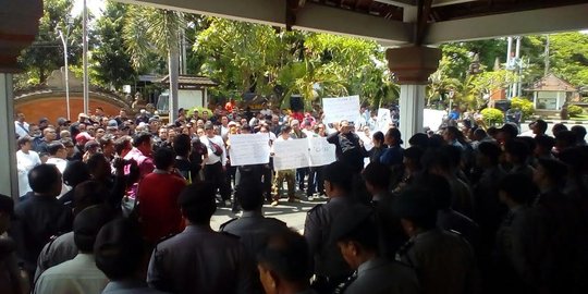 Merasa kecewa, ratusan massa Laskar Bali geruduk kantor Kejati