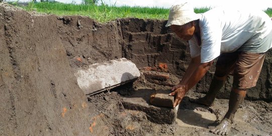 Gali tanah, Tumiyem temukan batuan diduga benda bersejarah