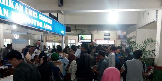 Panik tarif STNK akan naik, ribuan warga serbu Samsat Yogyakarta