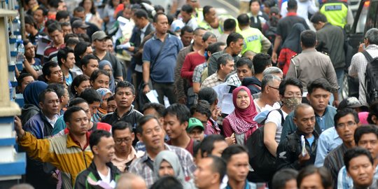 Ramai-ramai warga serbu Kantor Samsat jelang kenaikan tarif STNK