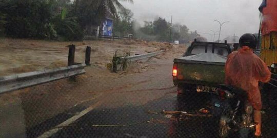 Jalur Malang-Surabaya sempat ditutup akibat banjir bandang Pasuruan