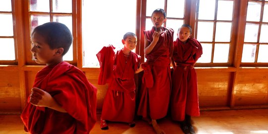 Mengintip biksu cilik perdalam ilmu agama di pegunungan Himalaya