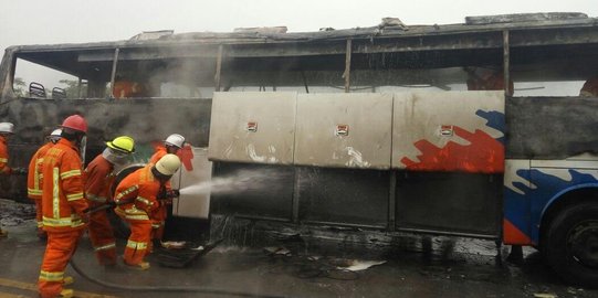 Bawa 29 penumpang, Bus Bandung Ekspress terbakar di gerbang tol