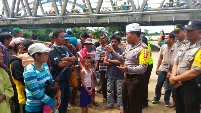 kapolres kampar bagi bagi nasi bungkus