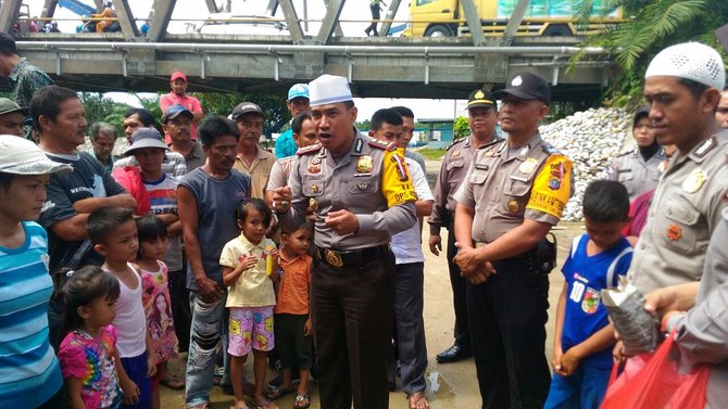 kapolres kampar bagi bagi nasi bungkus