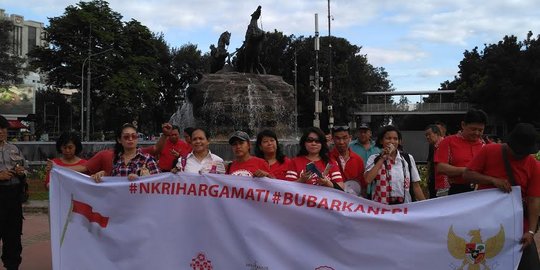 Relawan Ahok-Djarot gelar aksi petisi bubarkan FPI di kawasan Monas