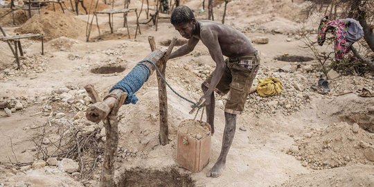 Perjuangan buruh demi sebutir safir di tambang batu mulia terbesar