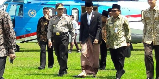  Saat  Jokowi naik helikopter pakai  sandal  dan sarung di 