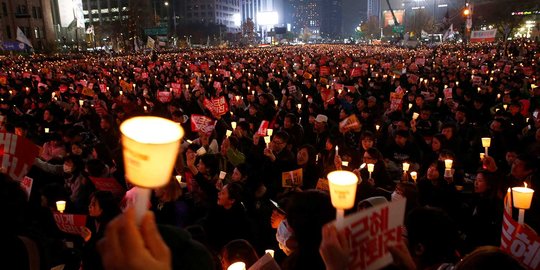 Biksu di Korea Selatan bakar diri saat demo pemecatan Park Geun-hye